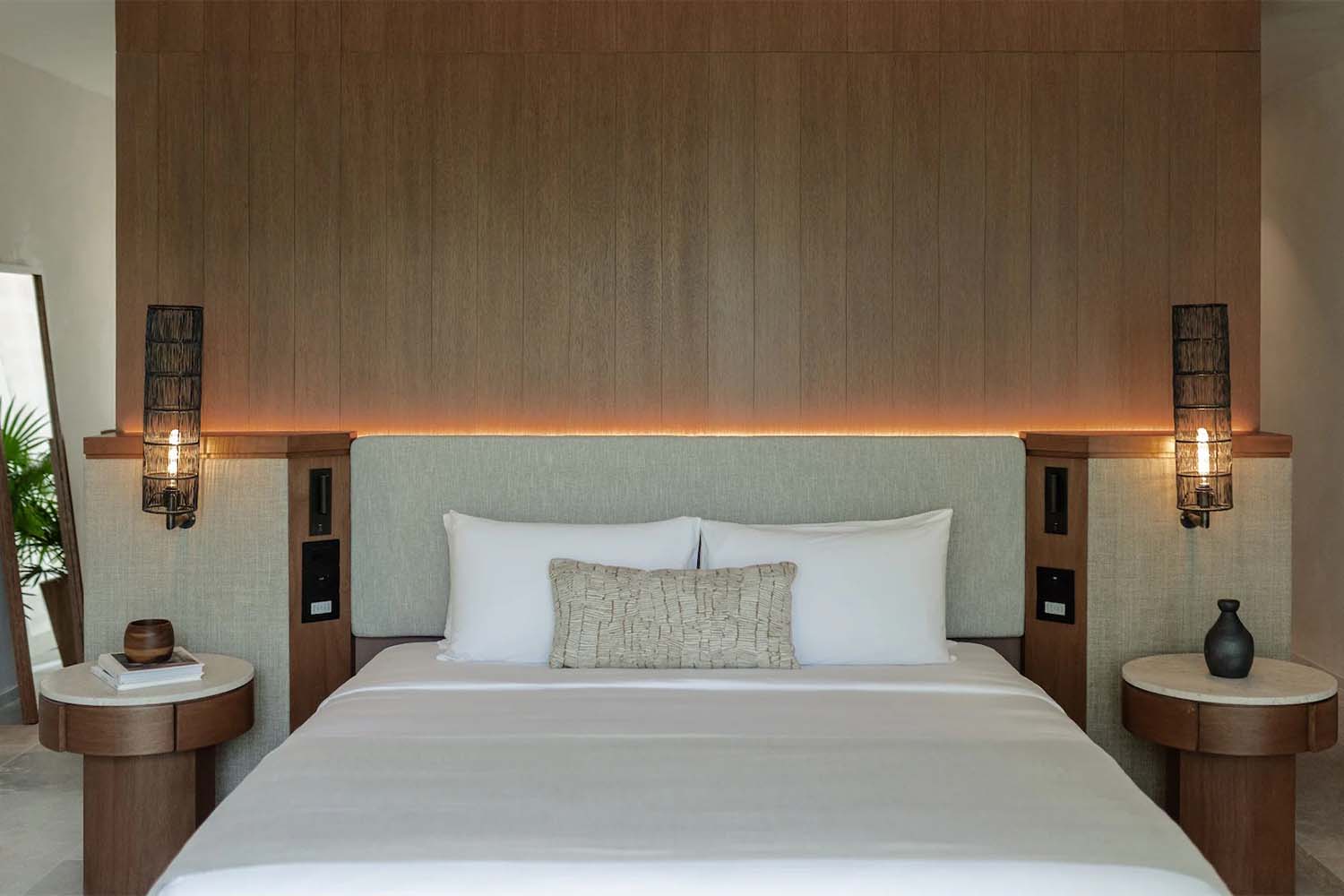 1 king bed LuxuriaVacations