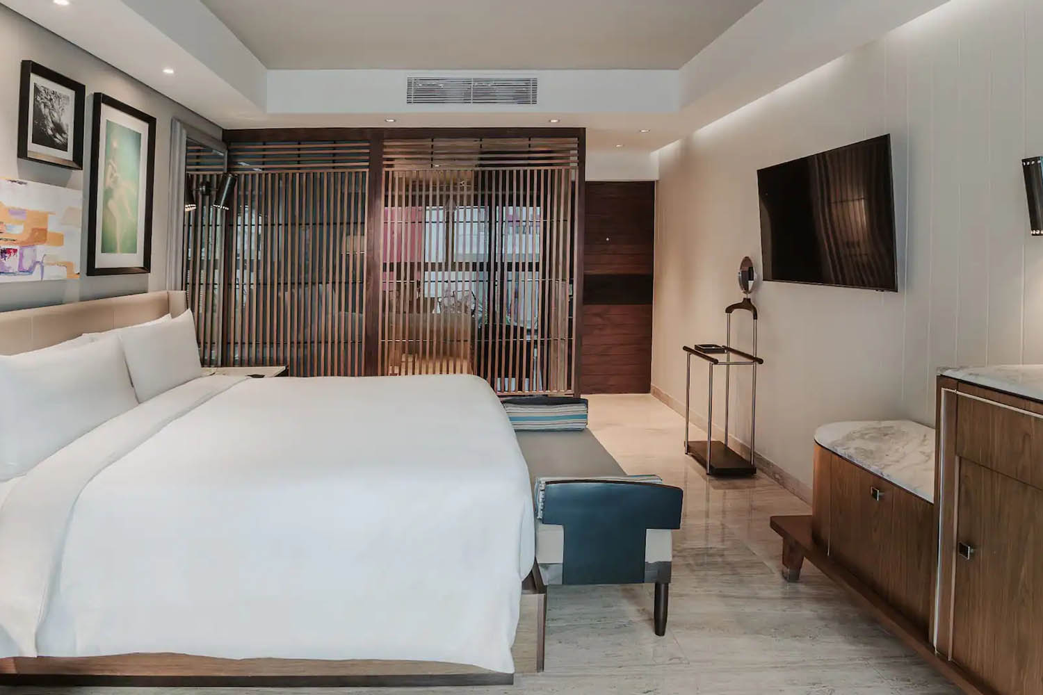 1 King Bed Downtown House LuxuriaVacations