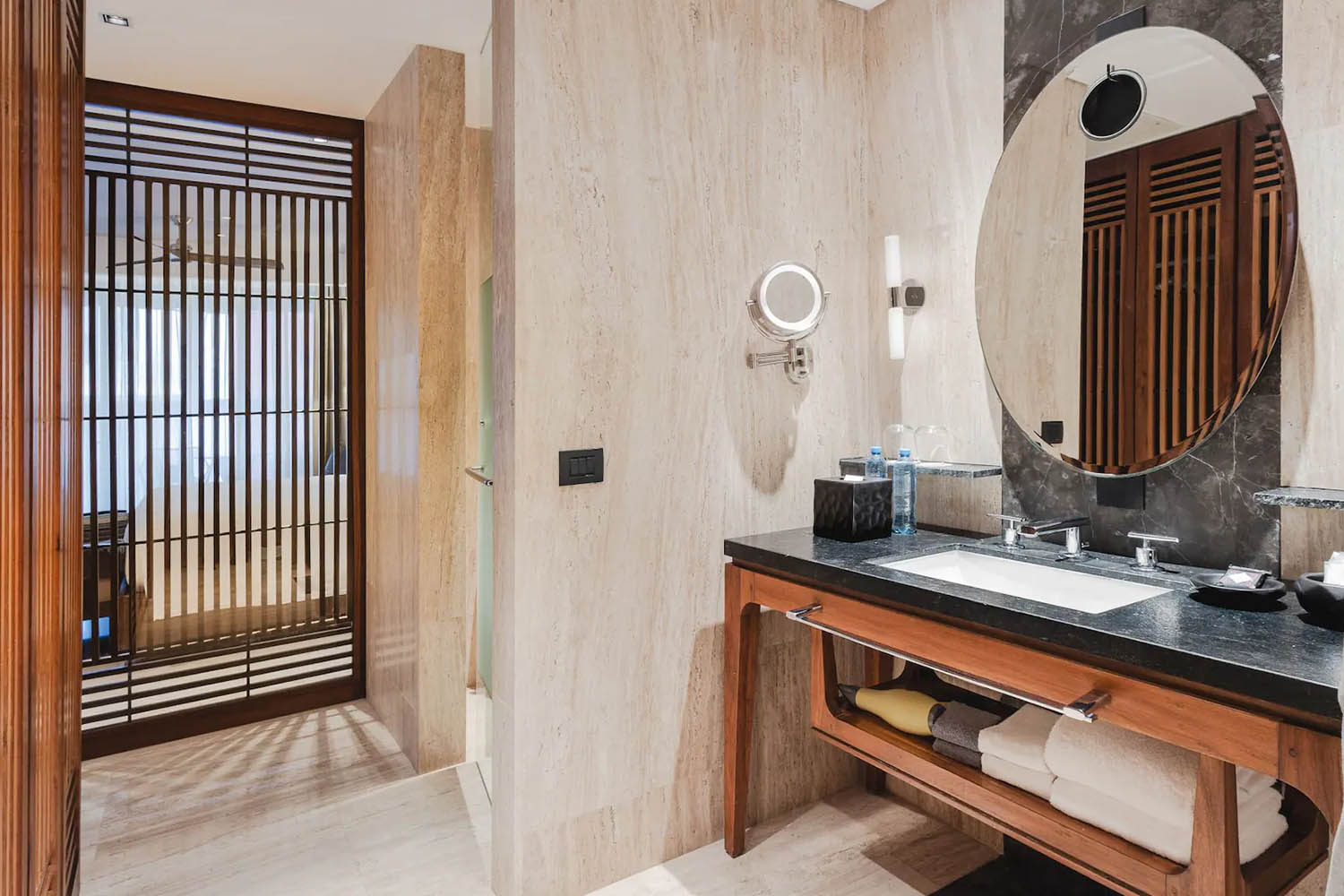 1 King Bed Downtown House LuxuriaVacations