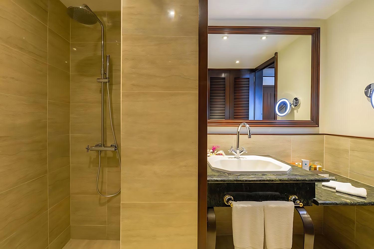 1 King Classic Garden View LuxuriaVacations