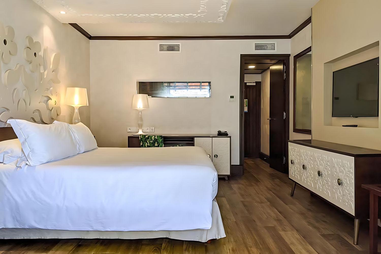 1 King Classic Top Floor LuxuriaVacations