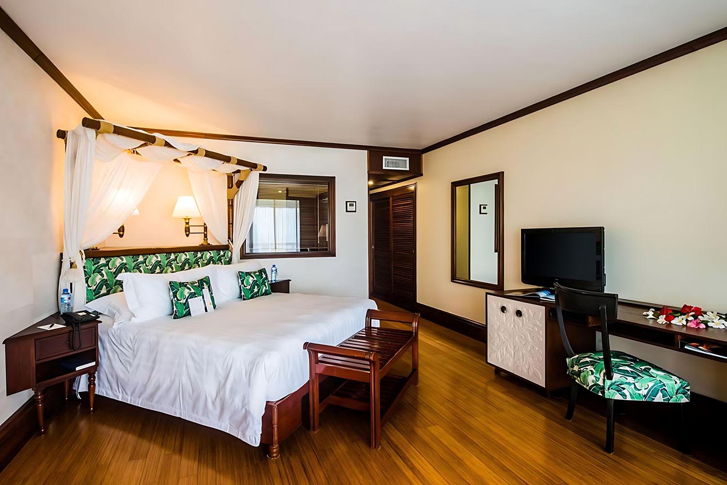 1 King Premium Ocean View LuxuriaVacations