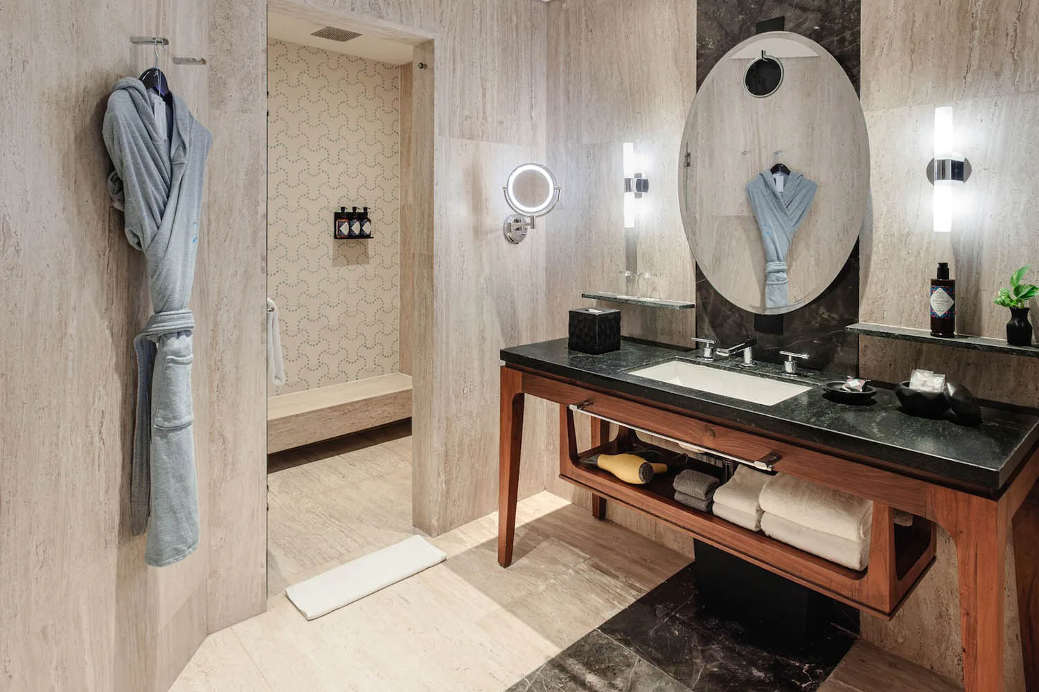 1 Queen Bed Downtown House LuxuriaVacations