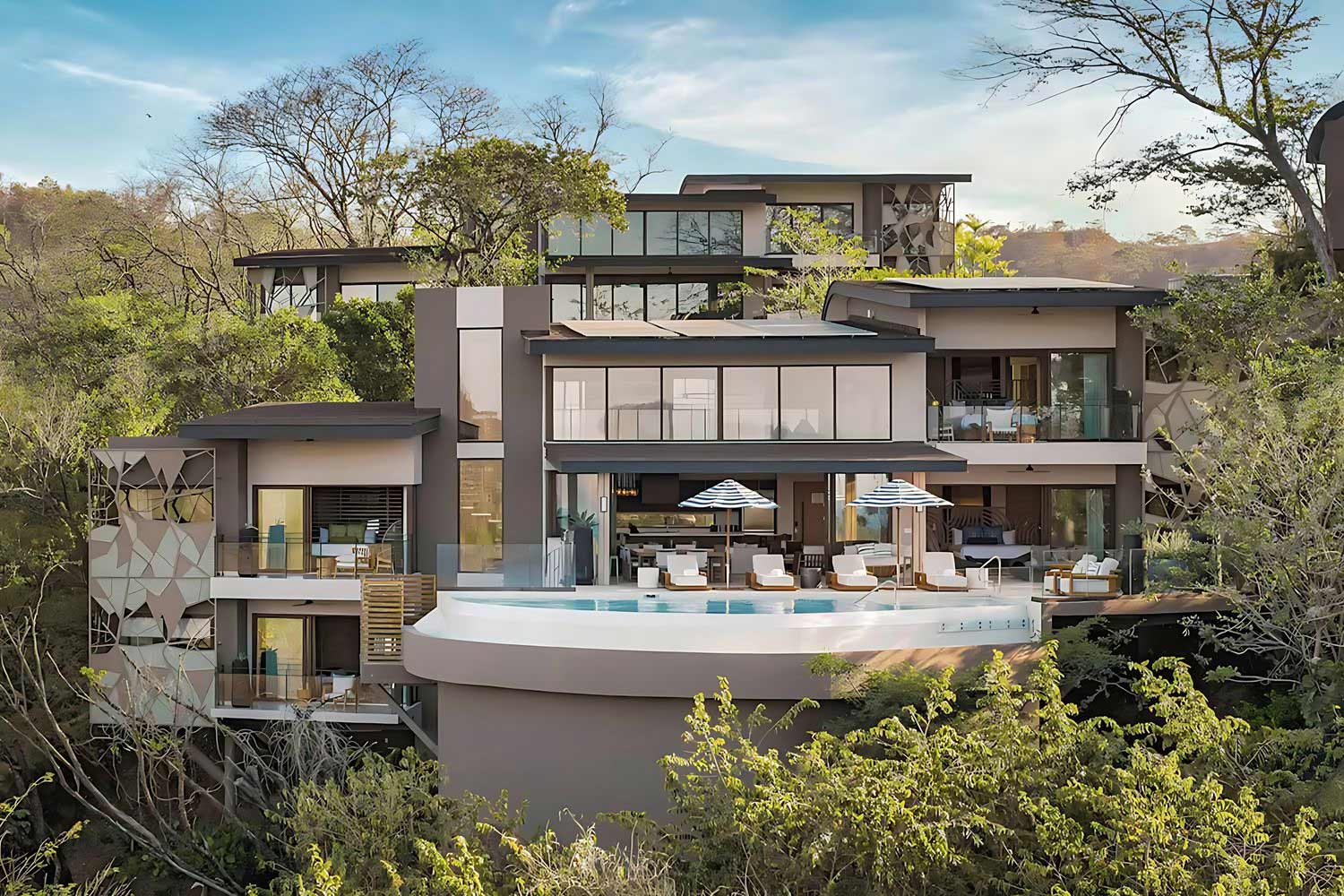 4 Bedroom Residence, Bedroom 1: 1 King, Bedroom 2: 1 King, Bedroom 3: 1 King, Bedroom 4: 2 Queen LuxuriaVacations