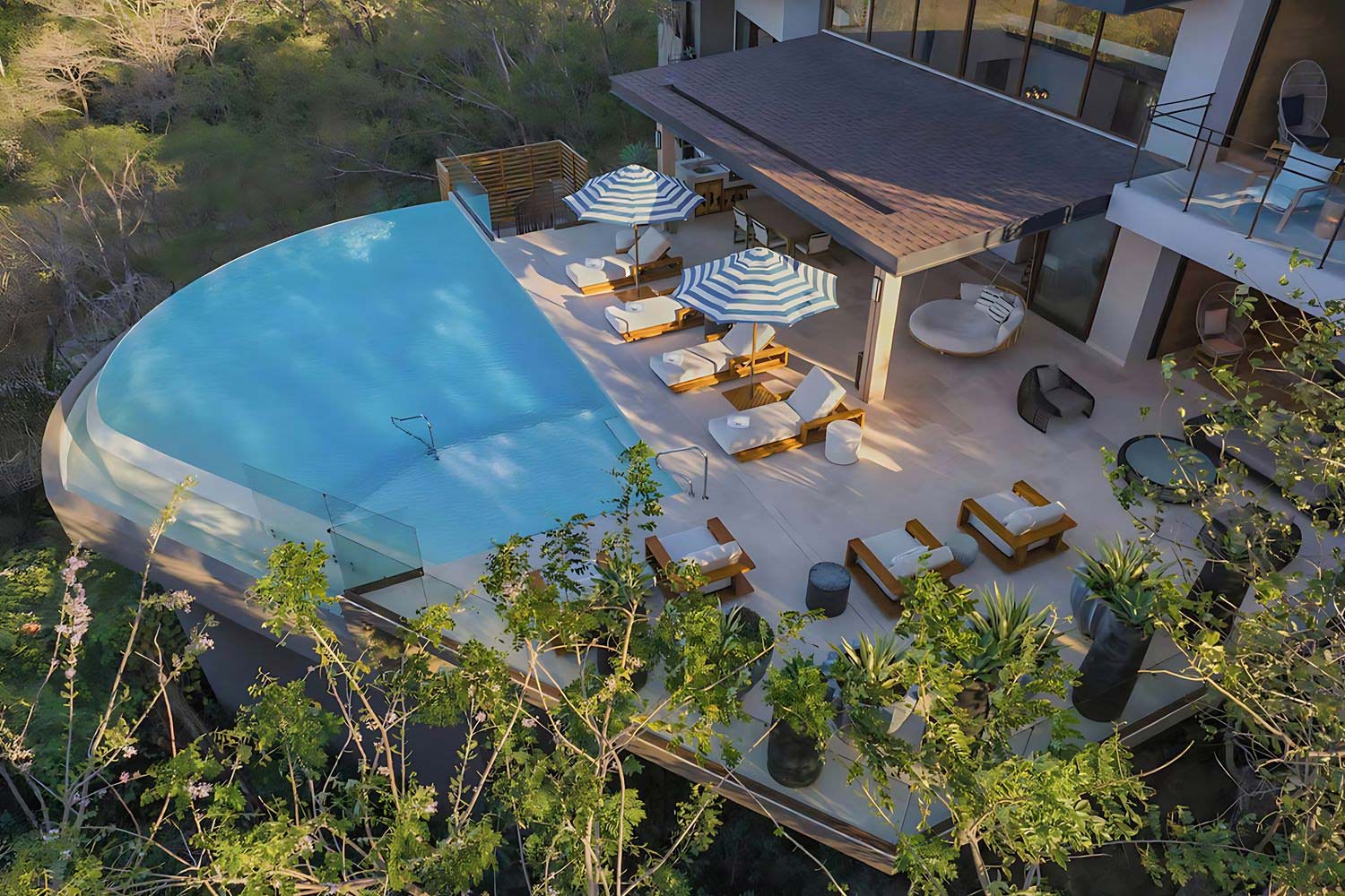 4 Bedroom Residence, Bedroom 1: 1 King, Bedroom 2: 1 King, Bedroom 3: 1 King, Bedroom 4: 2 Queen LuxuriaVacations