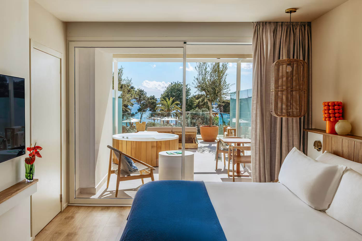 BEYOND ME+ JUNIOR SUITE WITH TERRACE TUB LuxuriaVacations