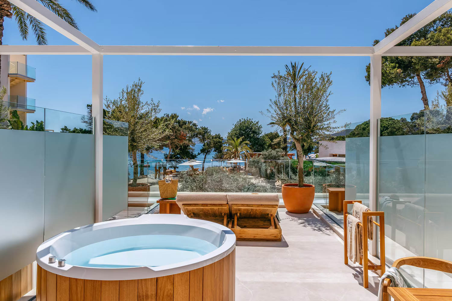 BEYOND ME+ JUNIOR SUITE WITH TERRACE TUB LuxuriaVacations
