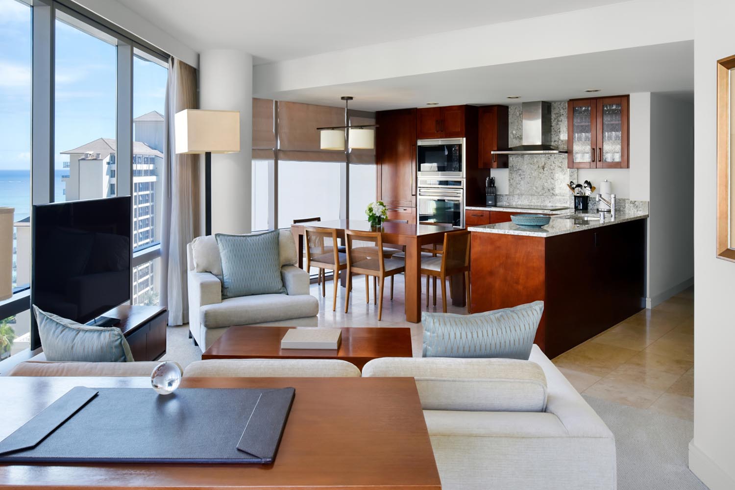 City Vw Deluxe King 1 Bedroom Suite W/sofabed LuxuriaVacations