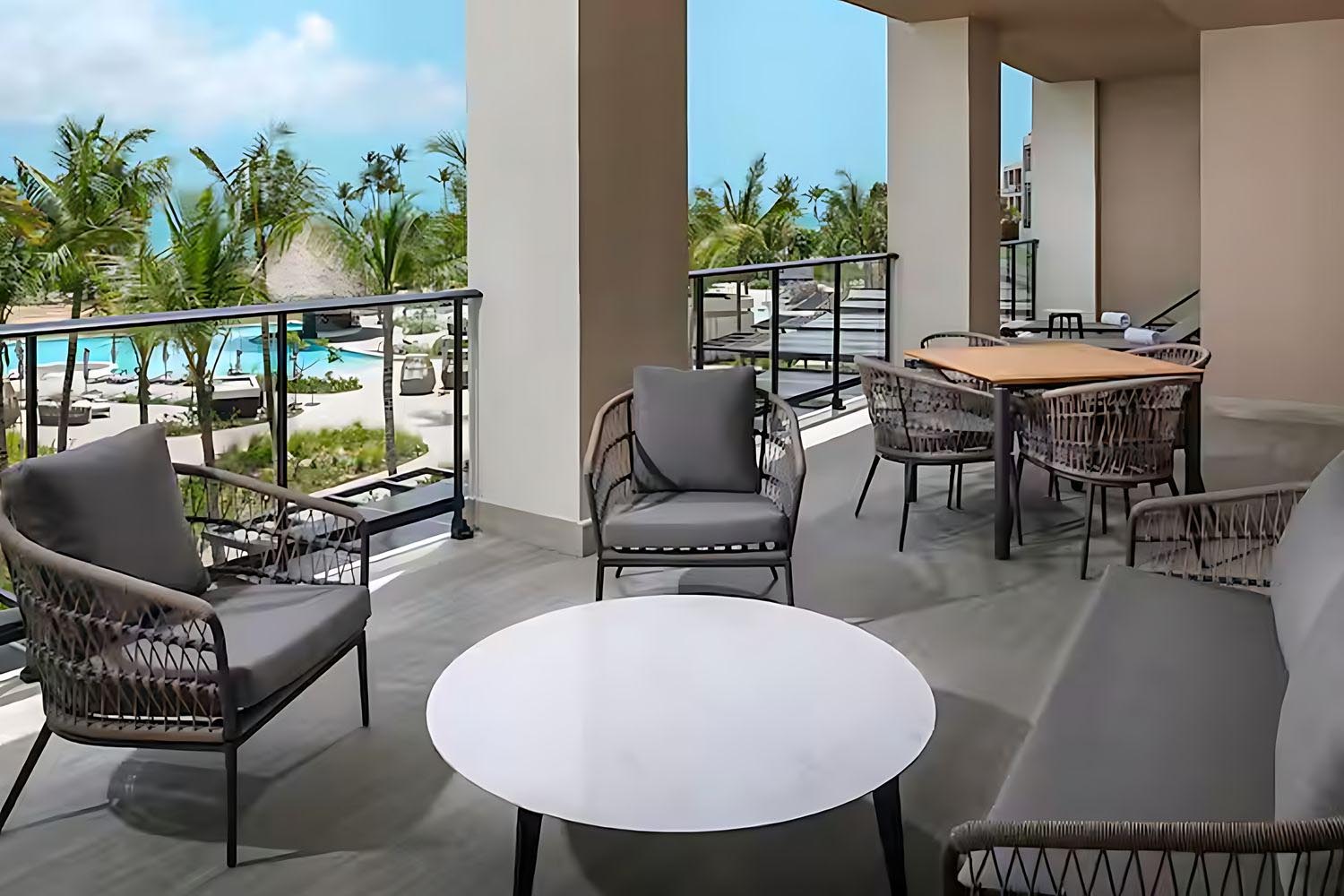 Club Azure Deluxe 2 Bdrm Ste- Kg- 2 Qn LuxuriaVacations