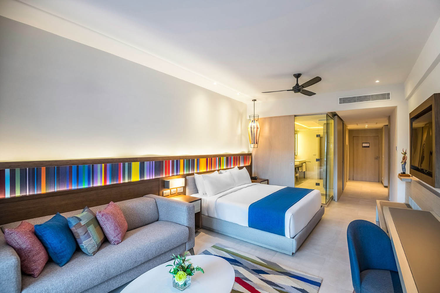 Club Junior Suite Swim Up King LuxuriaVacations
