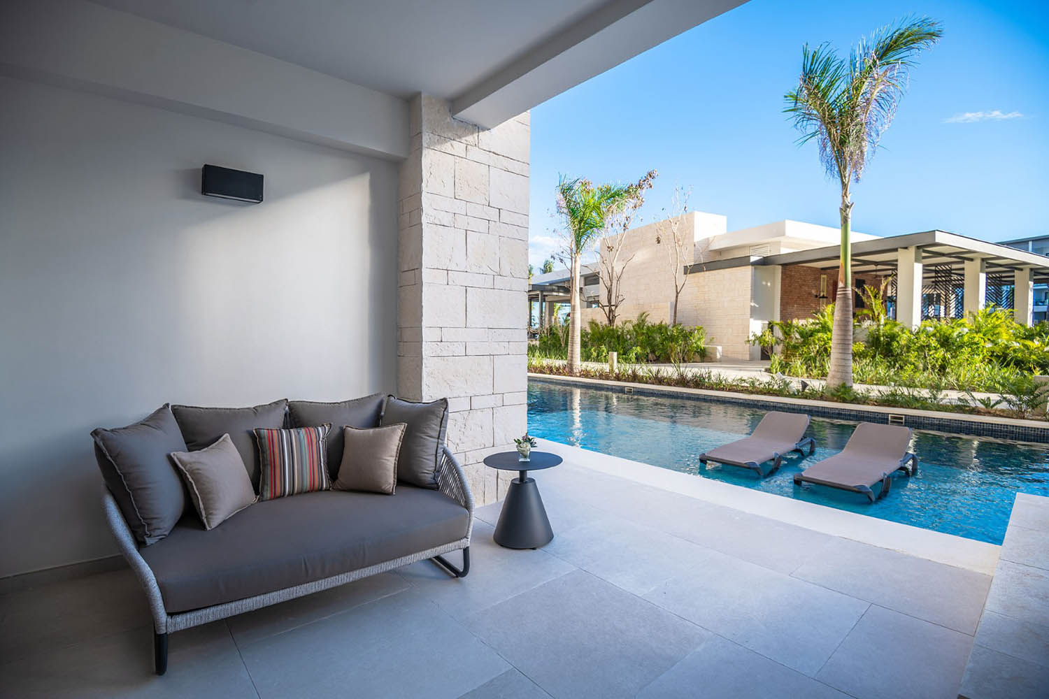 Club Ocean Front Junior Suite Swim Up Double LuxuriaVacations