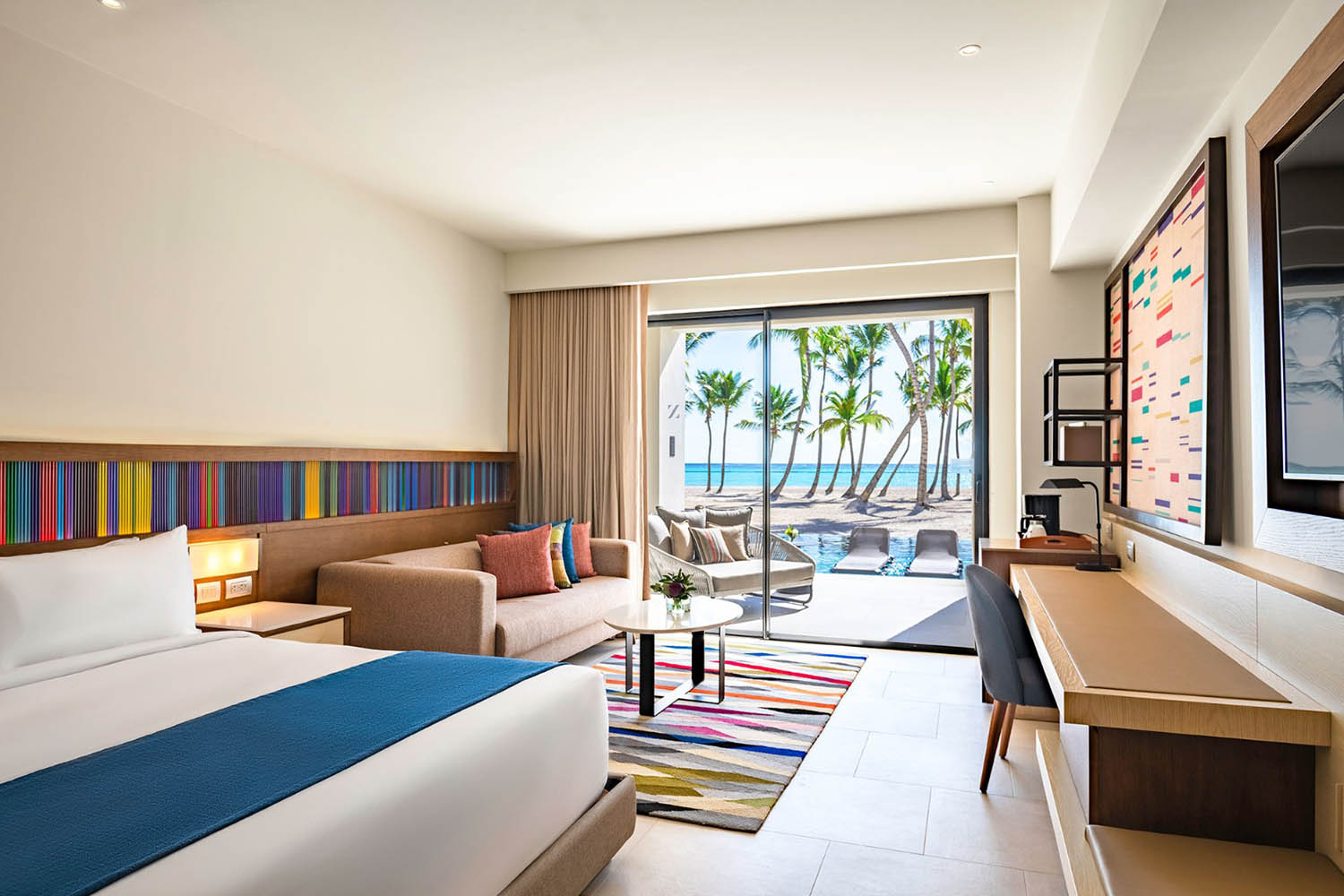 Club Ocean Front Junior Suite Swim Up King LuxuriaVacations