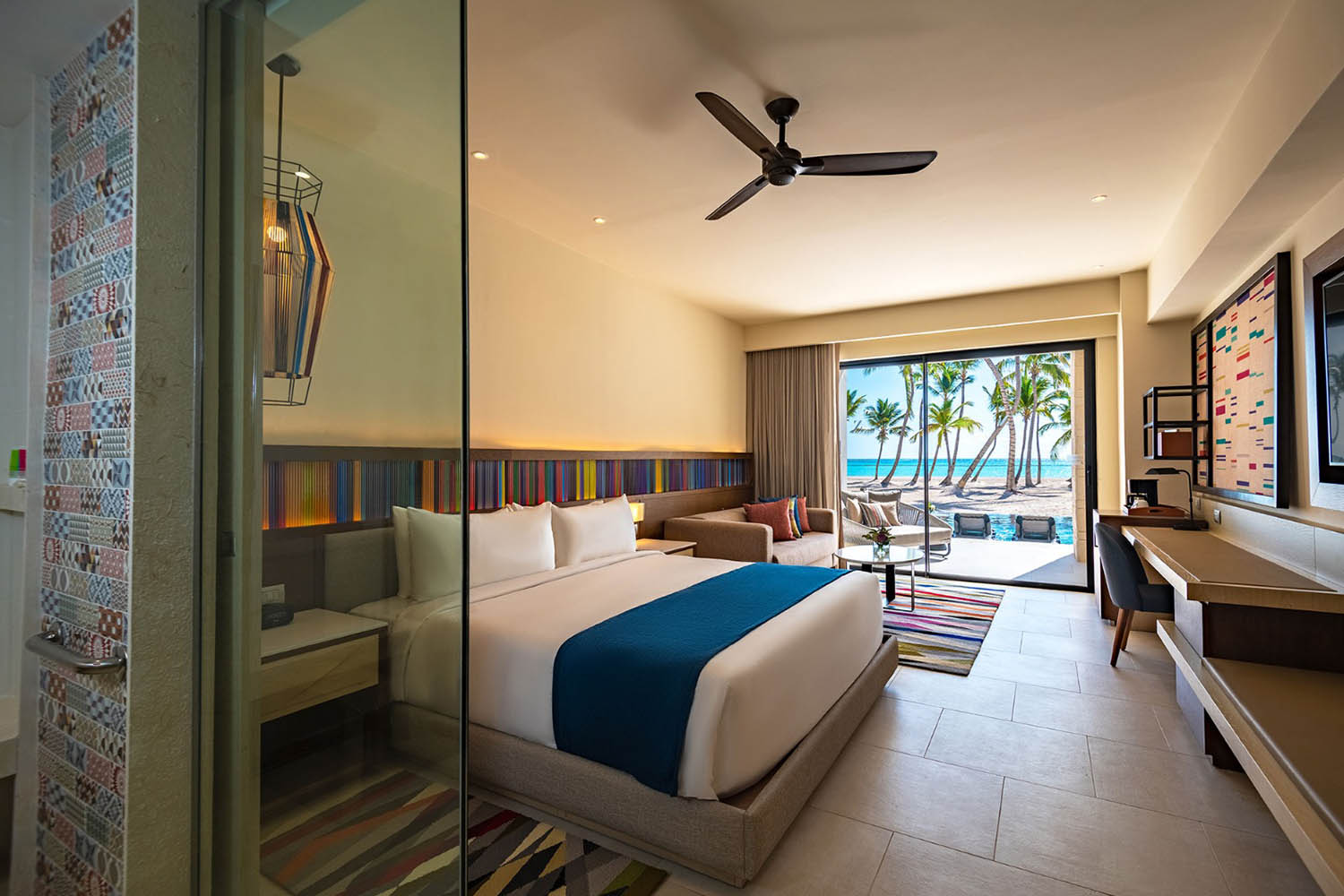 Club Ocean Front Junior Suite Swim Up King LuxuriaVacations