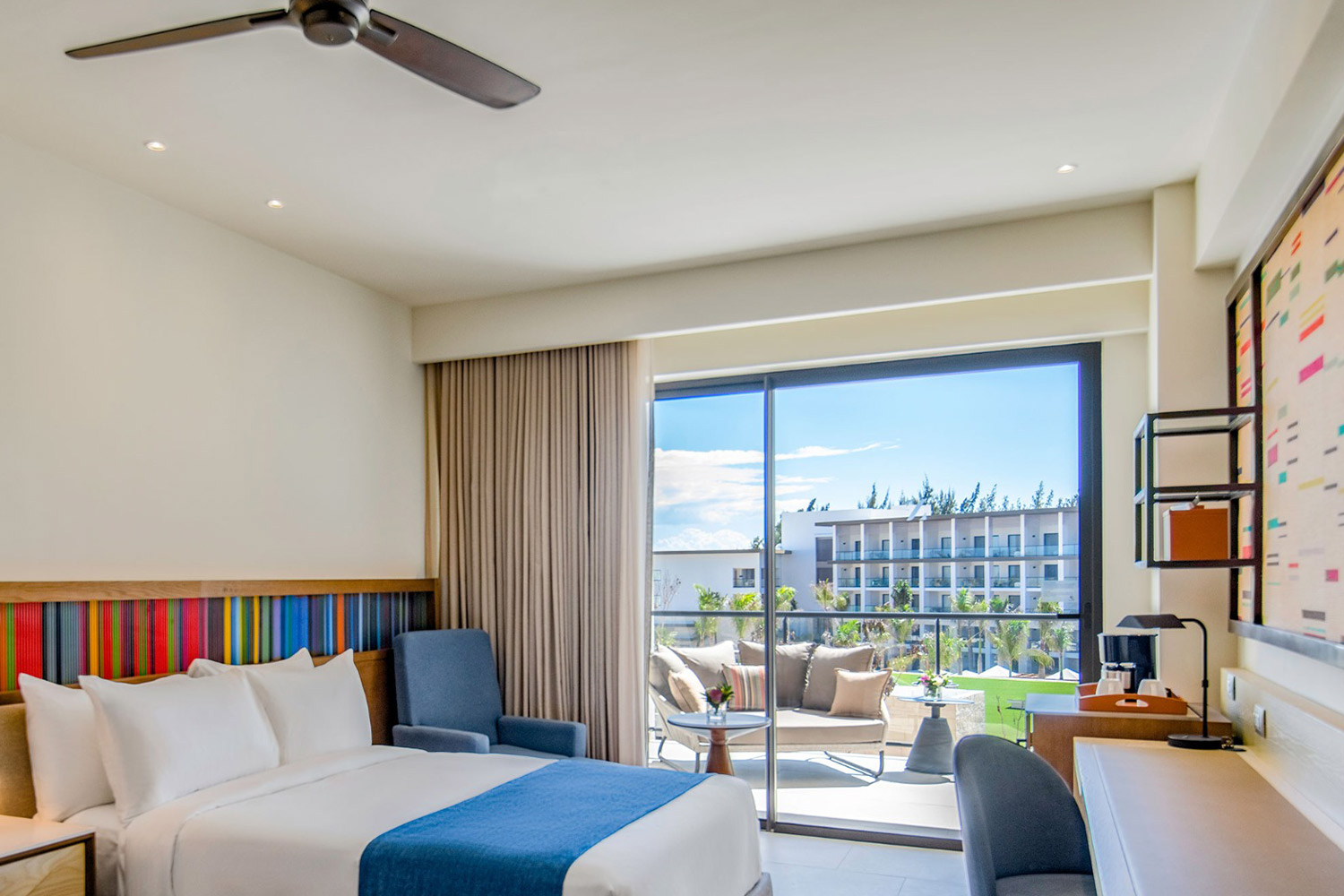 Club Ocean View Junior Suite King LuxuriaVacations