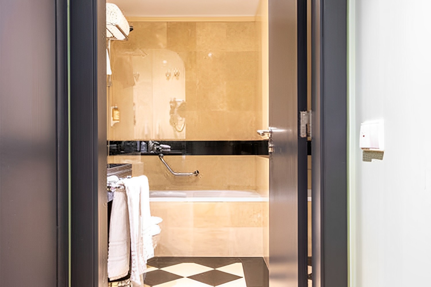 Deluxe LuxuriaVacations