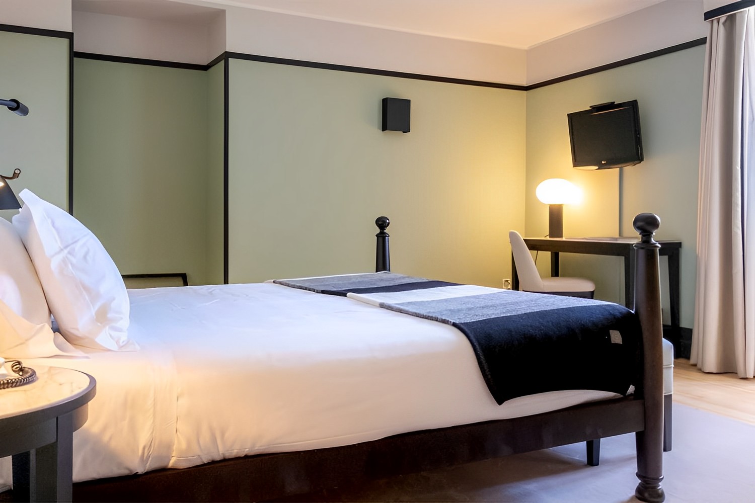 Deluxe LuxuriaVacations