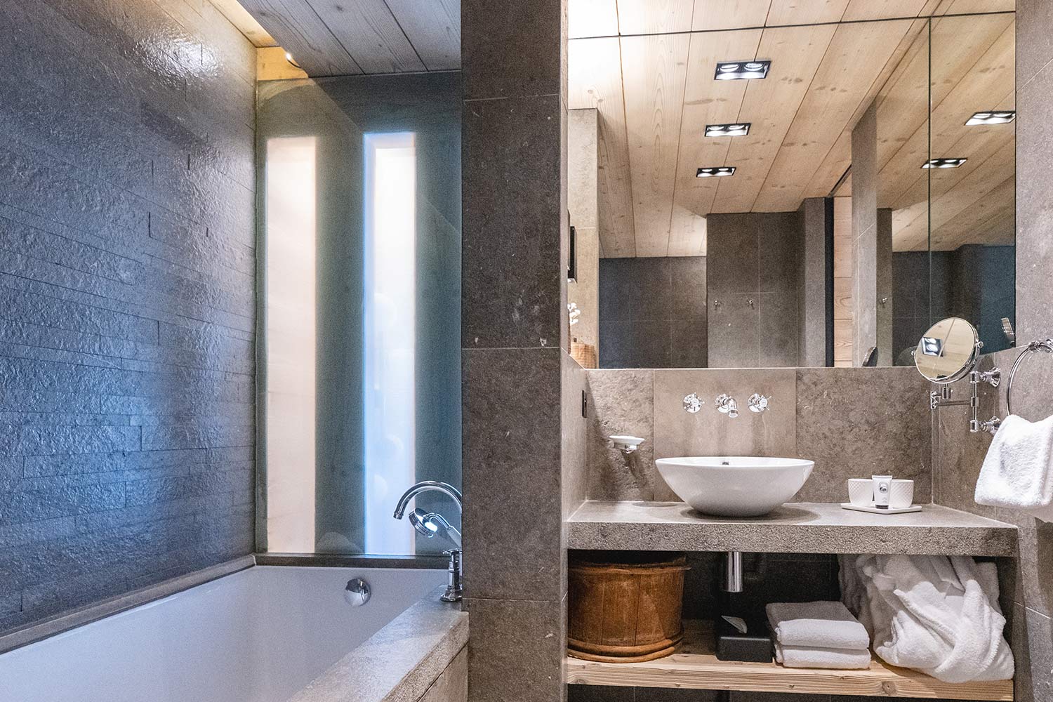 DELUXE LuxuriaVacations