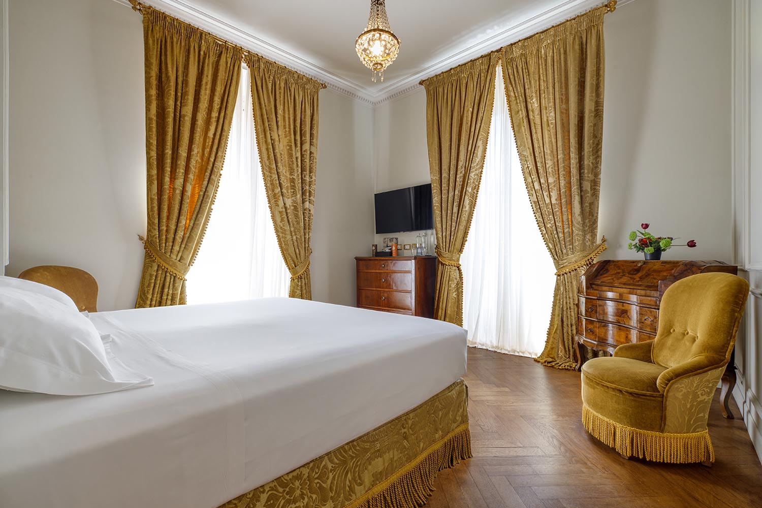 Deluxe Corner LuxuriaVacations