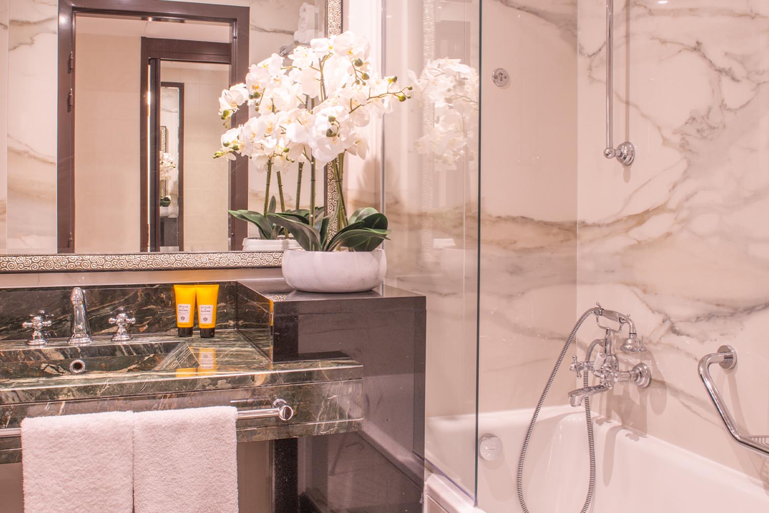 Deluxe Double Double Room LuxuriaVacations