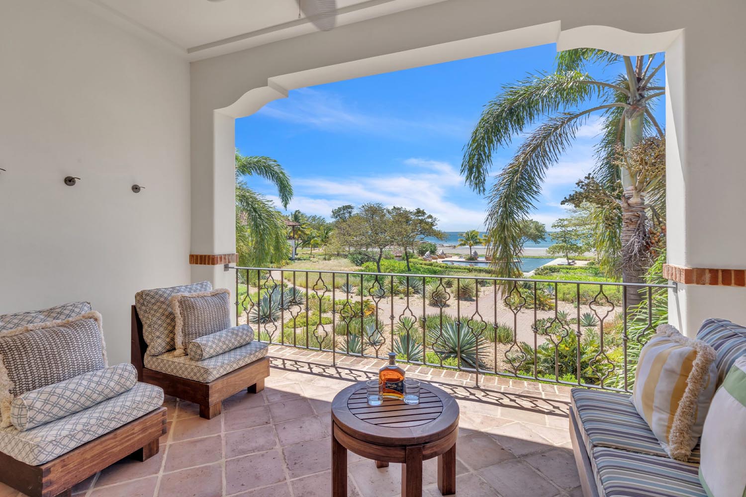 Deluxe Friends & Family Suites LuxuriaVacations