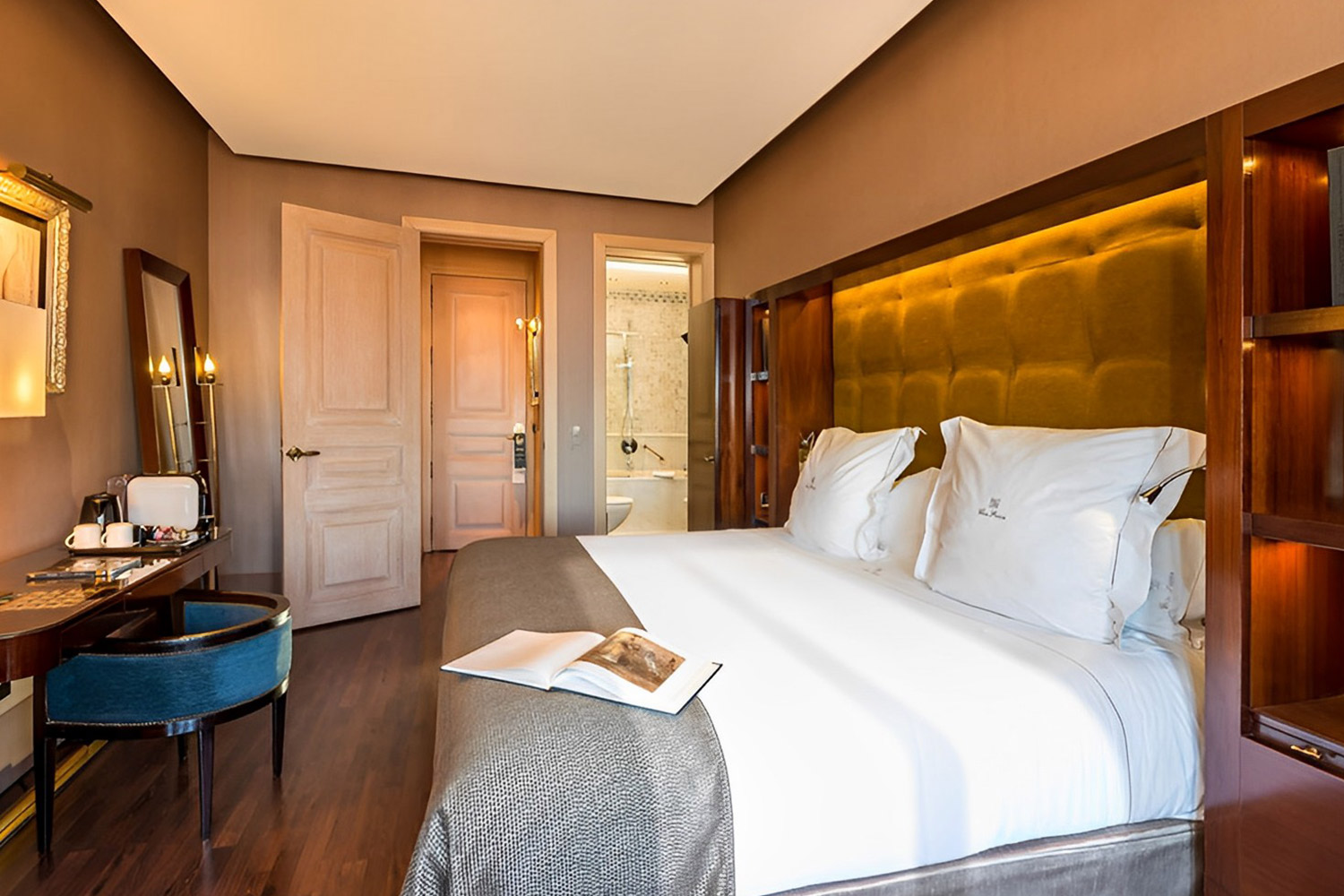 Deluxe Room LuxuriaVacations