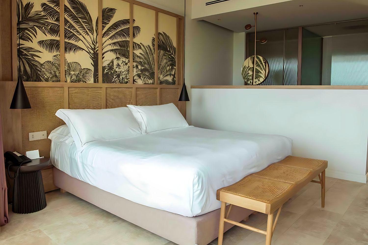 DELUXE ROOM LuxuriaVacations