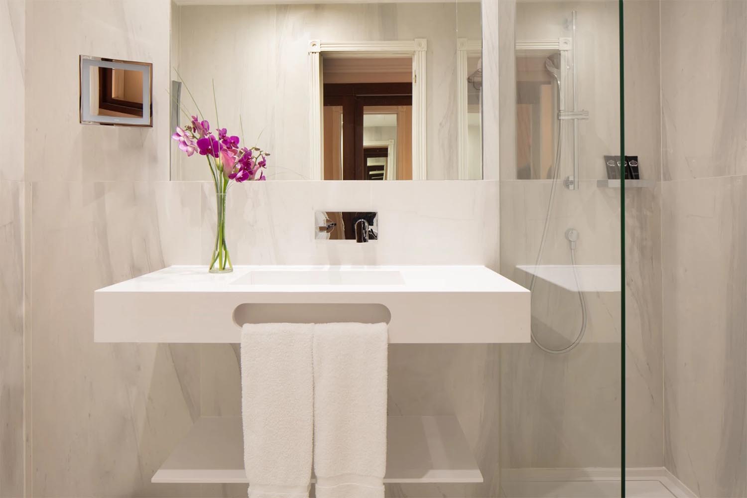 Deluxe Room, Avenue View LuxuriaVacations