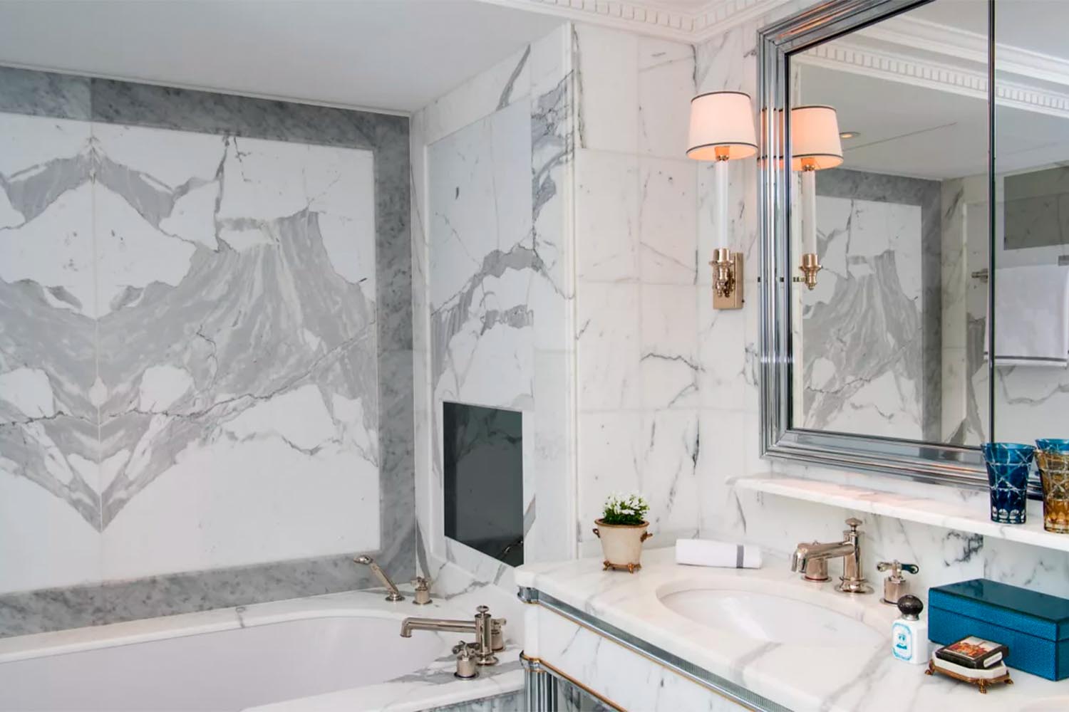 Deluxe Suite LuxuriaVacations