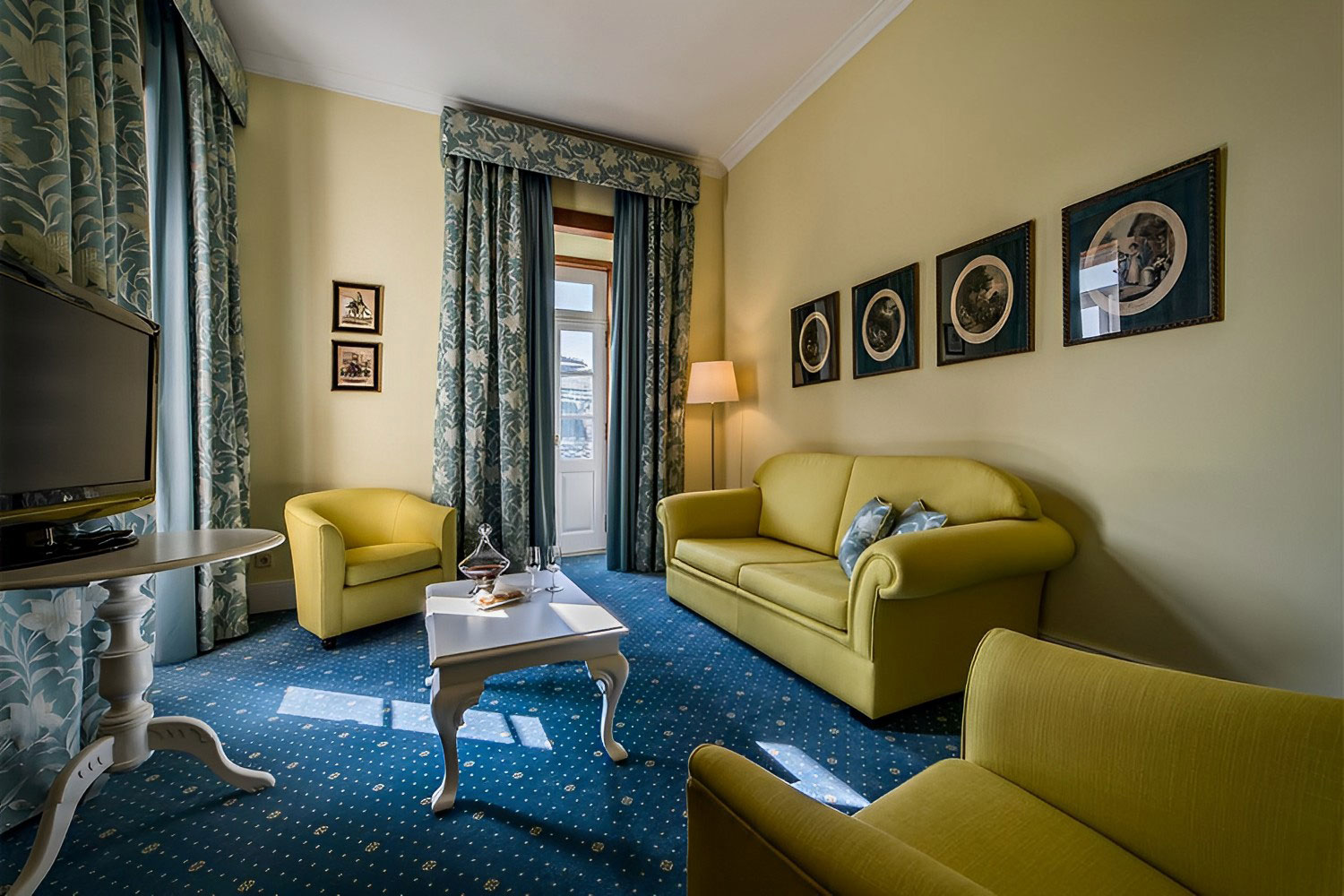 Deluxe Suite LuxuriaVacations