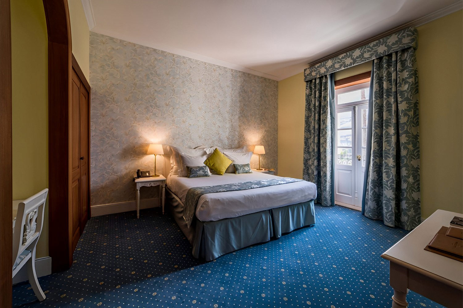 Deluxe Suite LuxuriaVacations