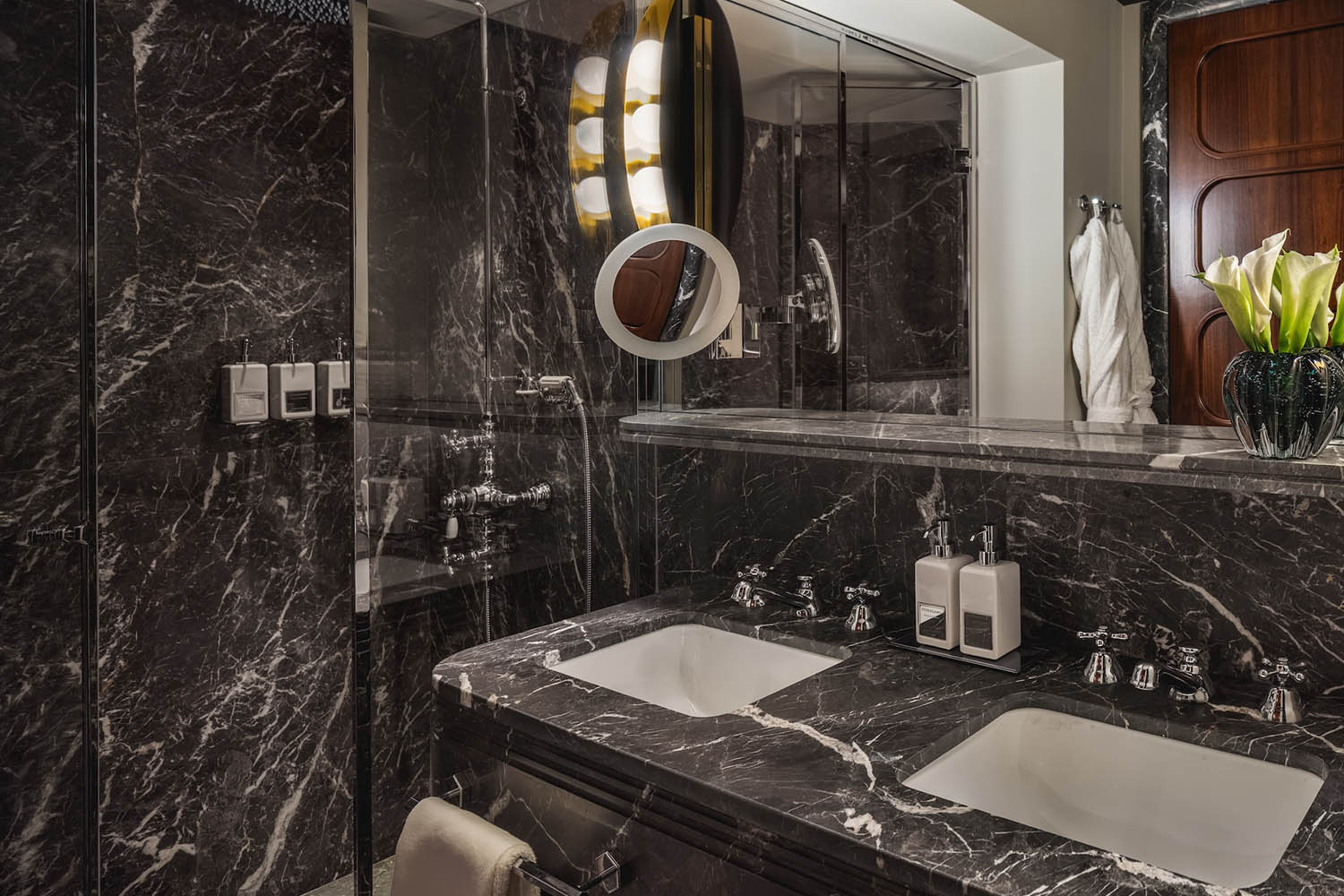 Deluxe Two-Bedroom Apartment LuxuriaVacations