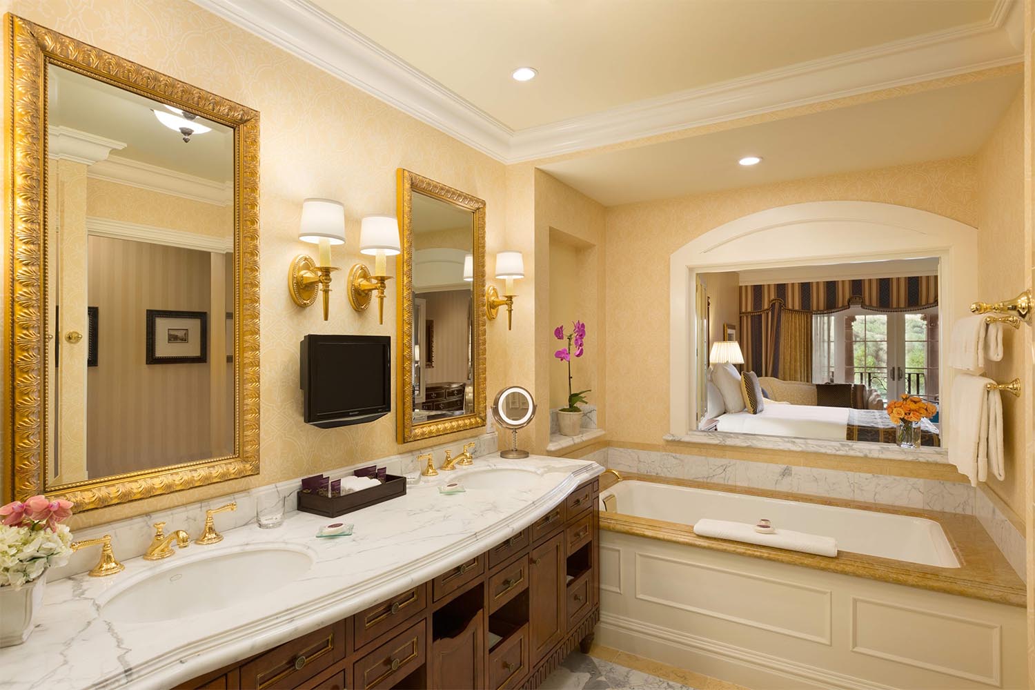 Deluxe Veranda 1 King LuxuriaVacations