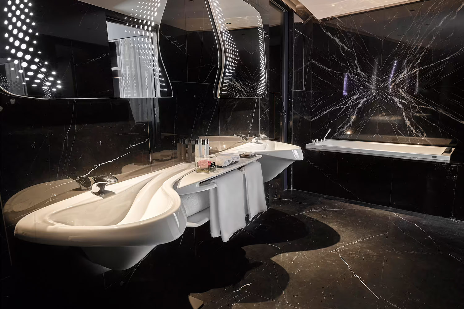 Extra ME+ Jacuzzi LuxuriaVacations