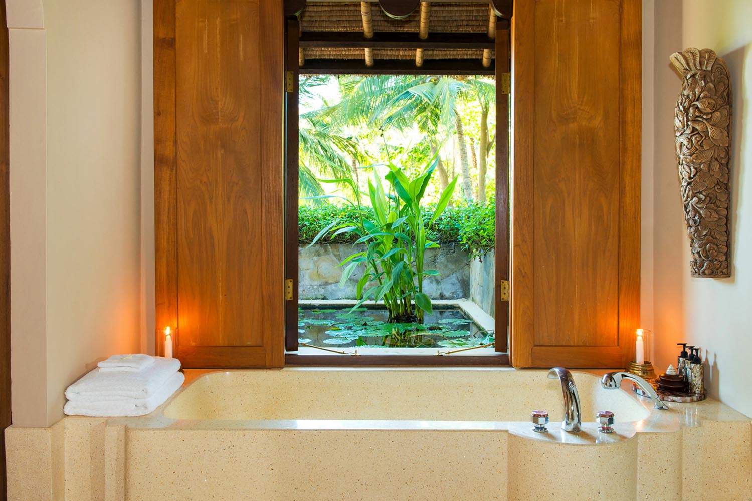 Pool Suite LuxuriaVacations