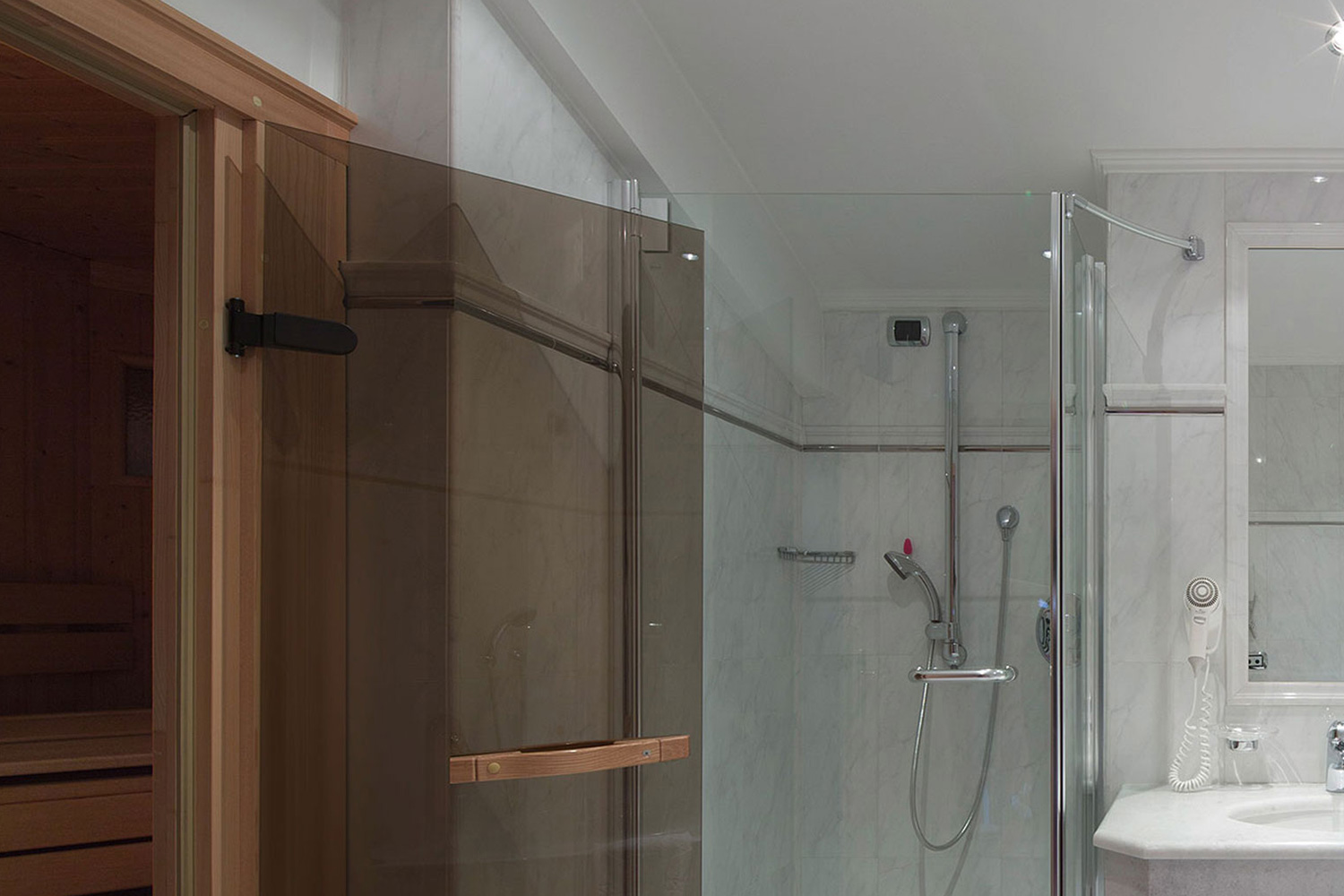 Gardena Deluxe Suite LuxuriaVacations