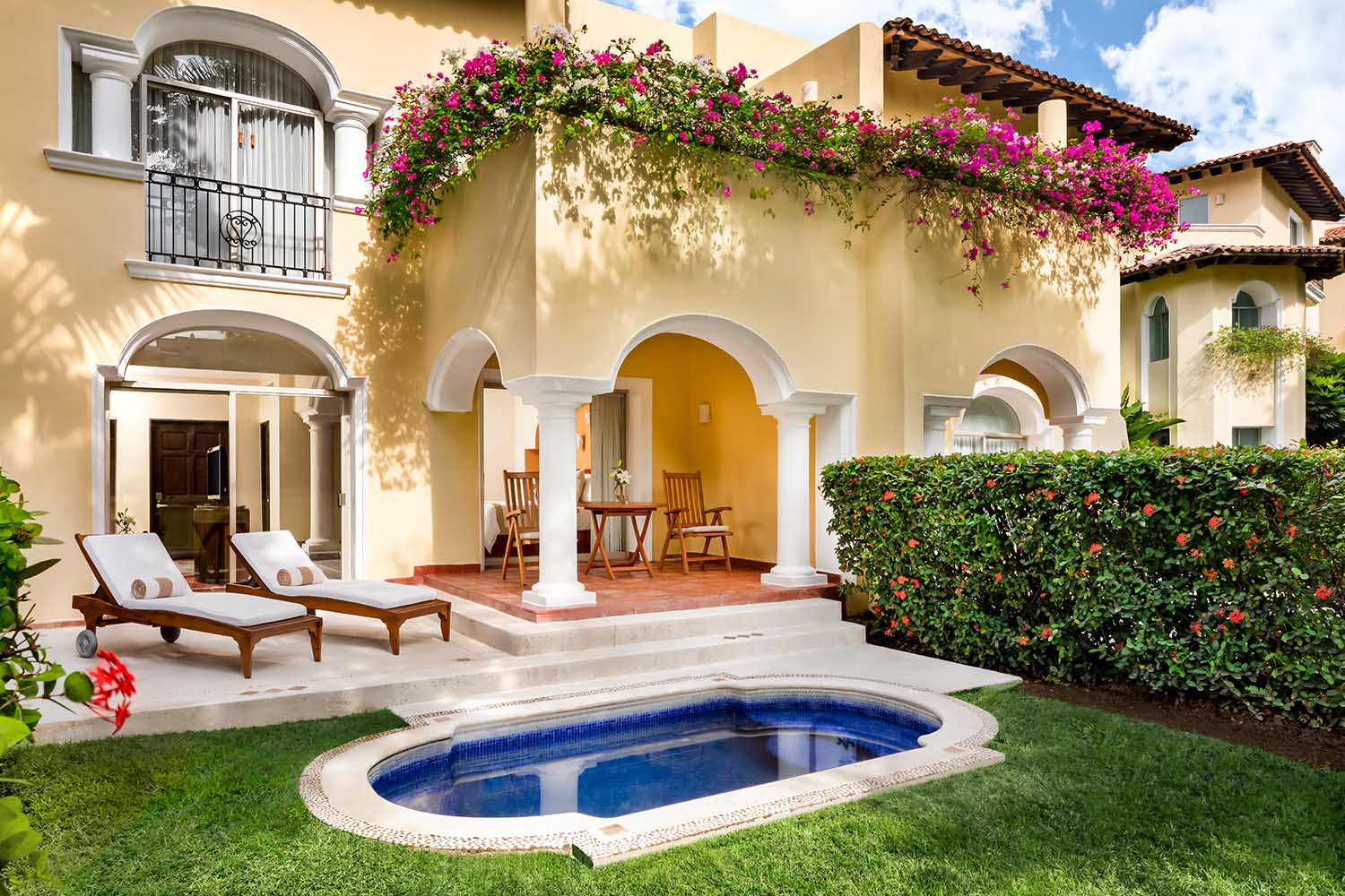 Grand Class Plus Suite LuxuriaVacations