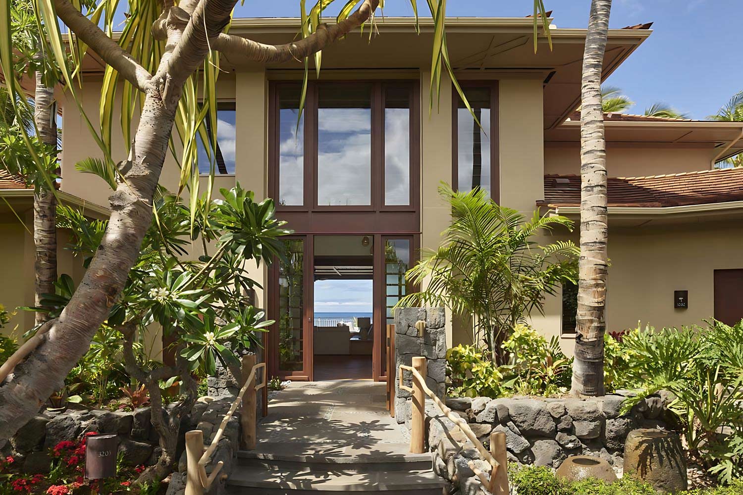 Hawaii Loa Presidential Villa LuxuriaVacations