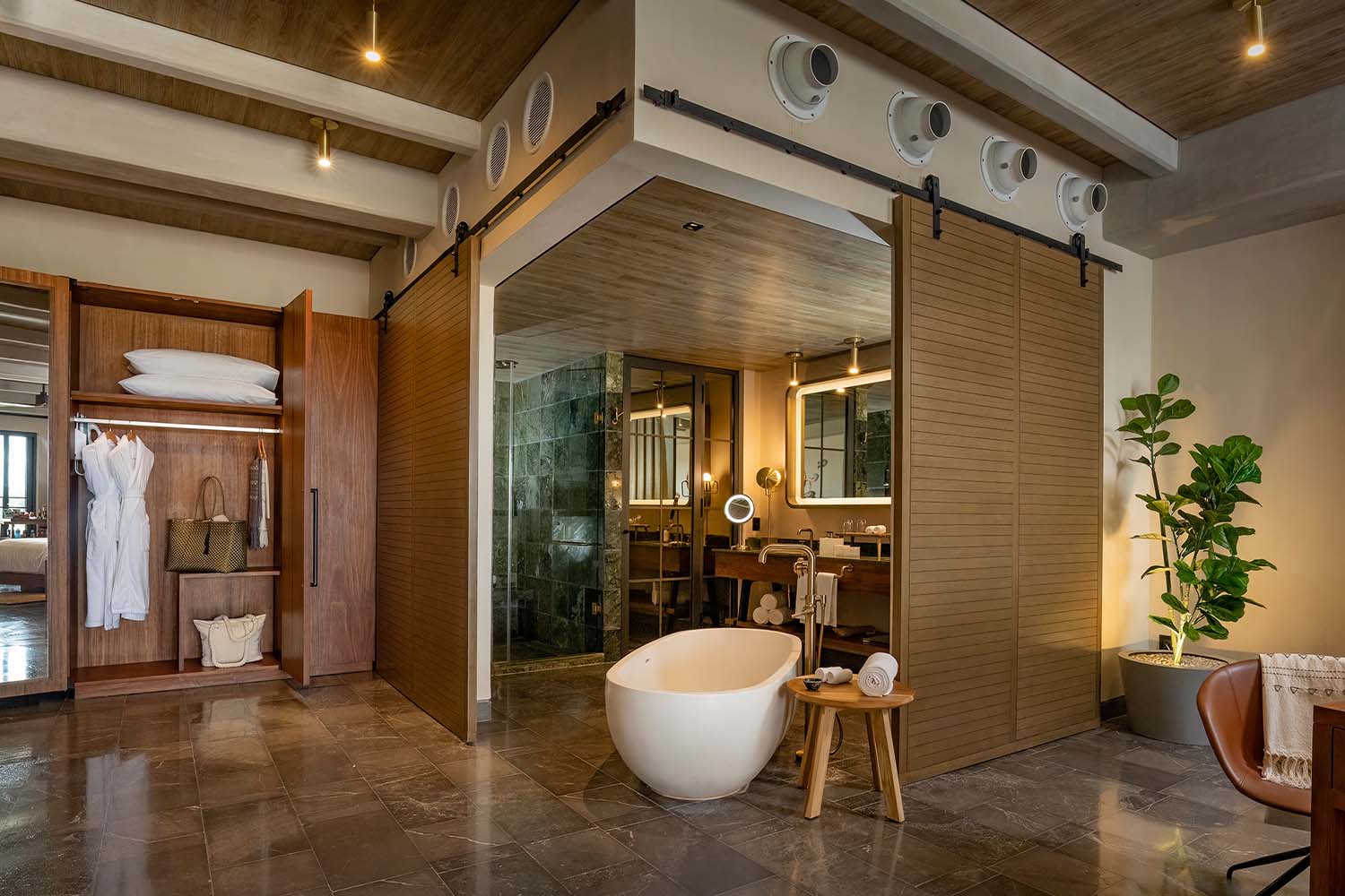 INSPIRA Corner Suite - King LuxuriaVacations
