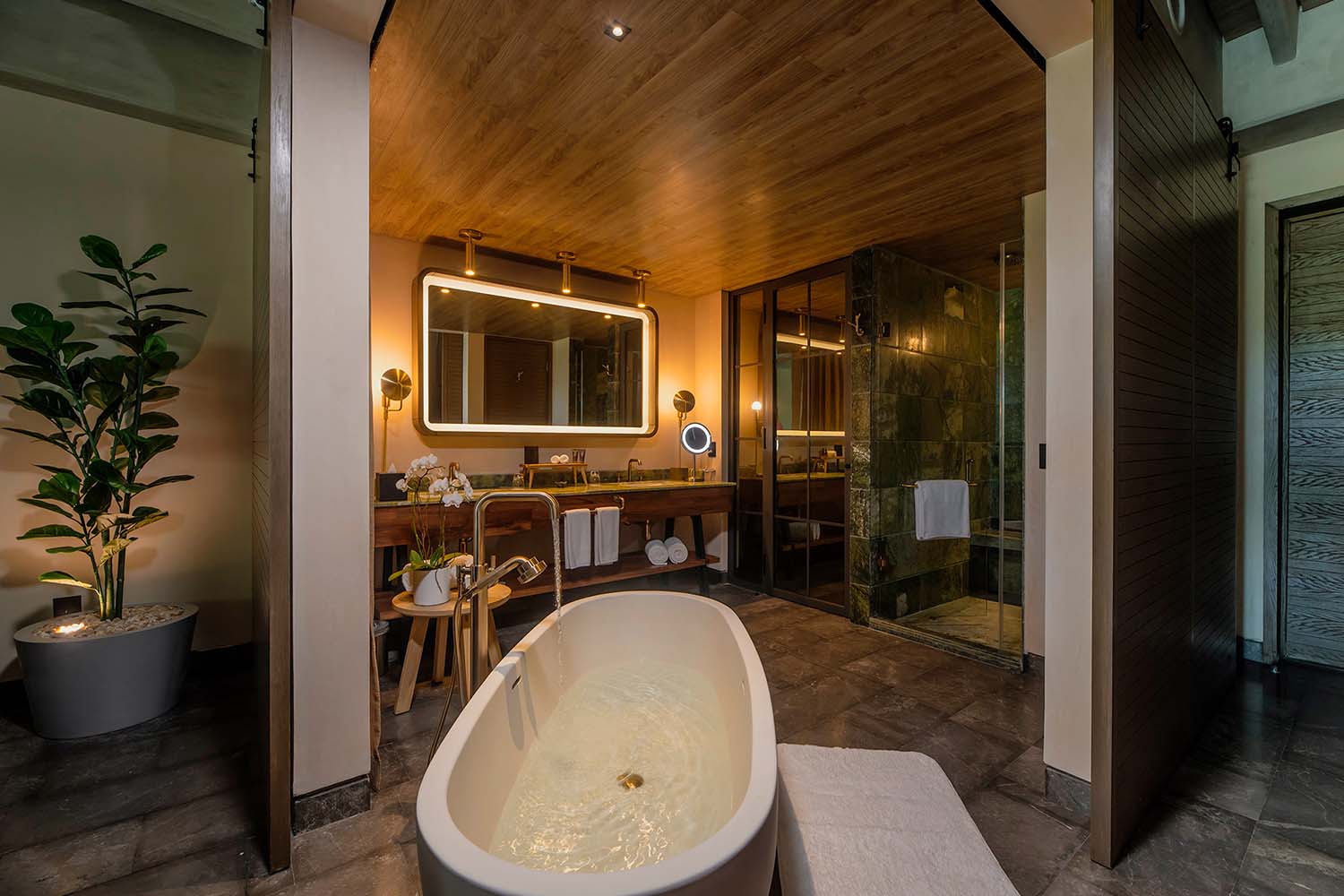INSPIRA Party Suite LuxuriaVacations