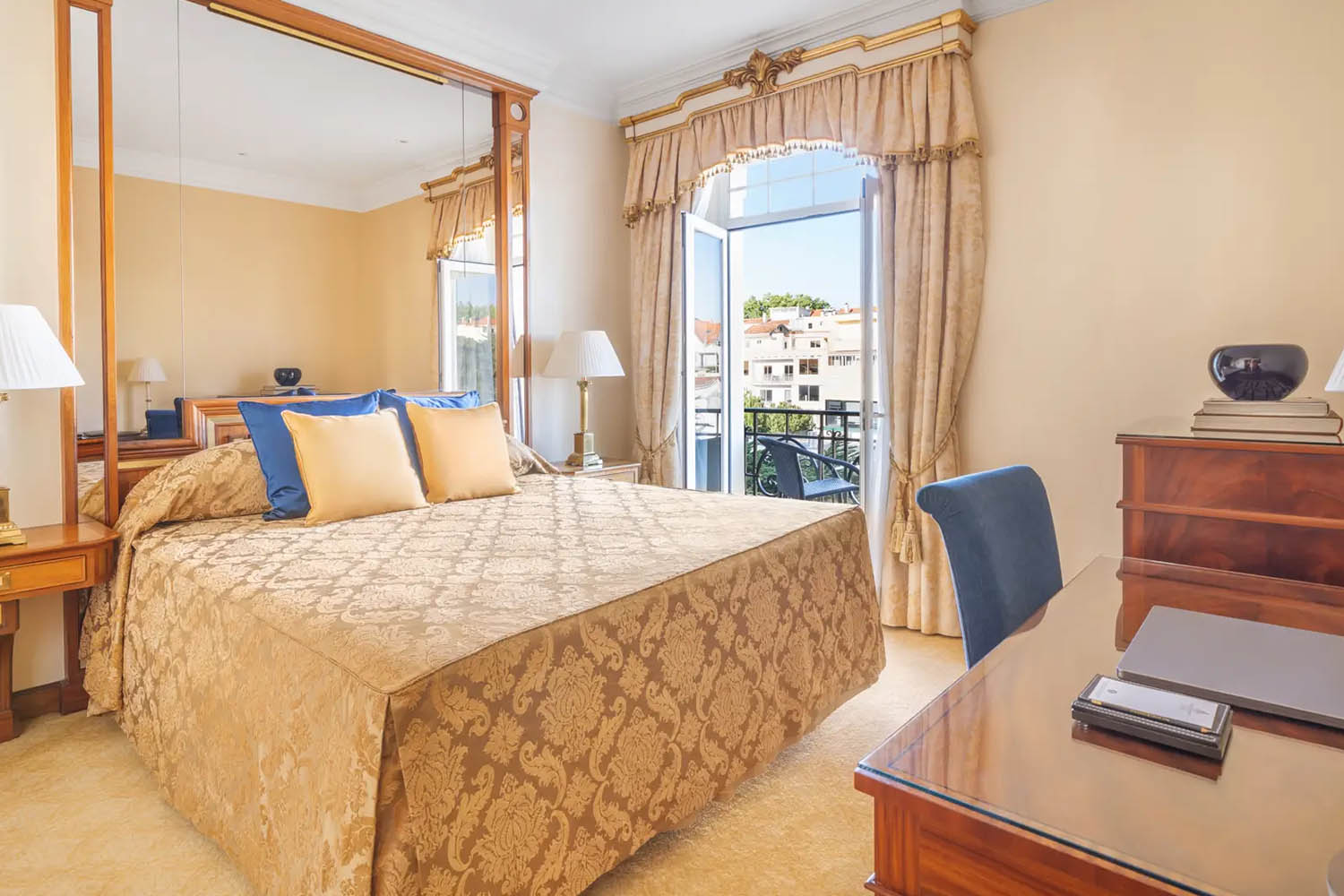 Junior Suite LuxuriaVacations