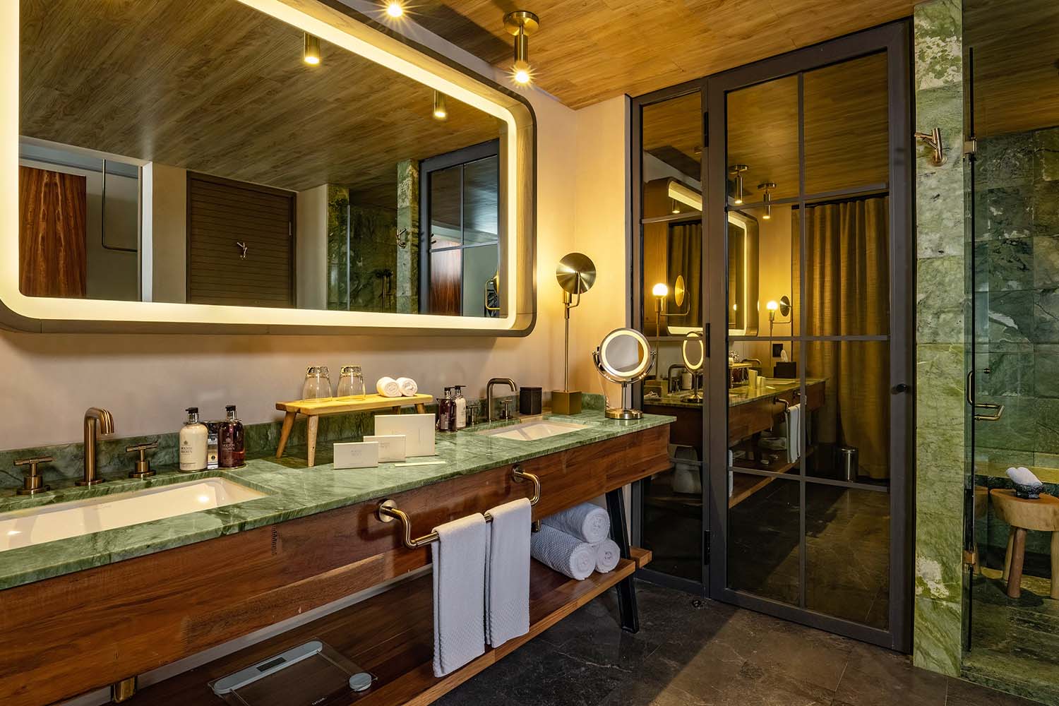 Junior Suite – King LuxuriaVacations