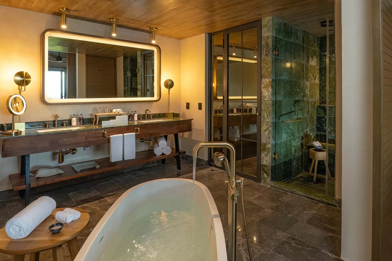 Junior Suite – King LuxuriaVacations