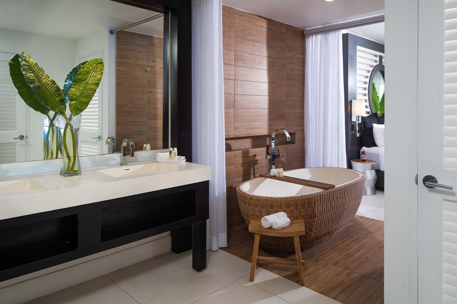 Junior Suite King Ocean View LuxuriaVacations