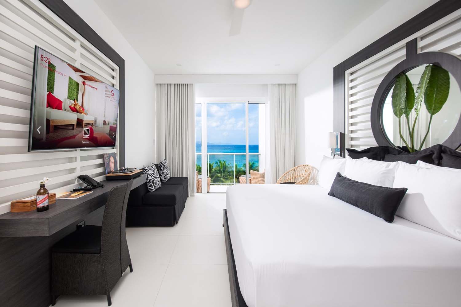 Junior Suite King Ocean View LuxuriaVacations