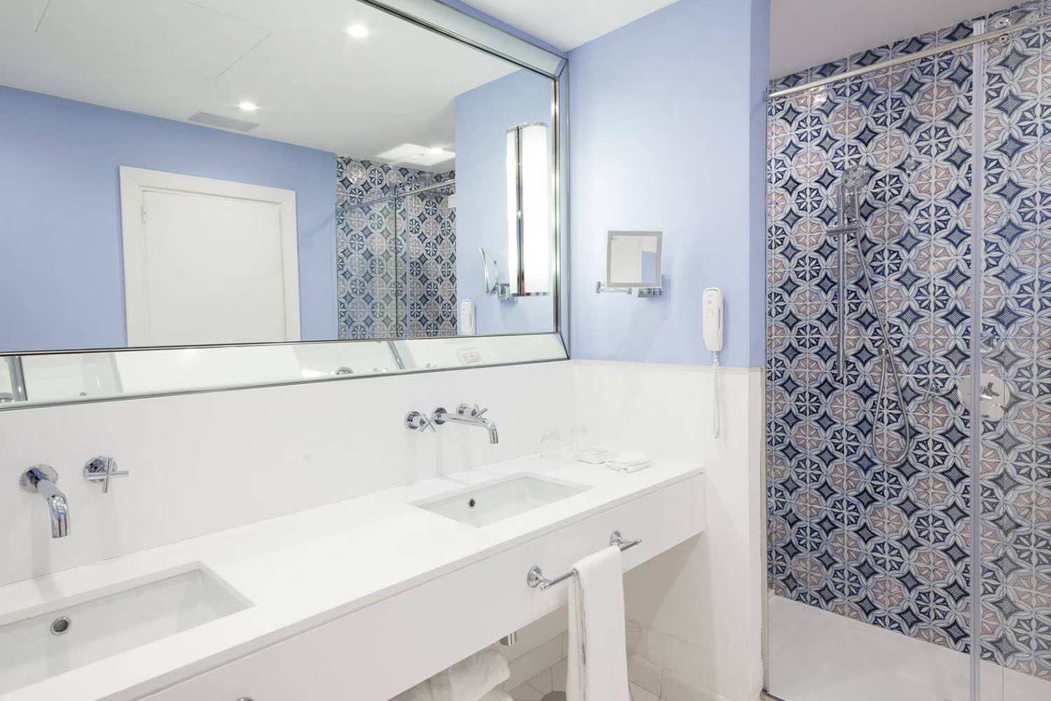 Junior Suite Sea Side LuxuriaVacations