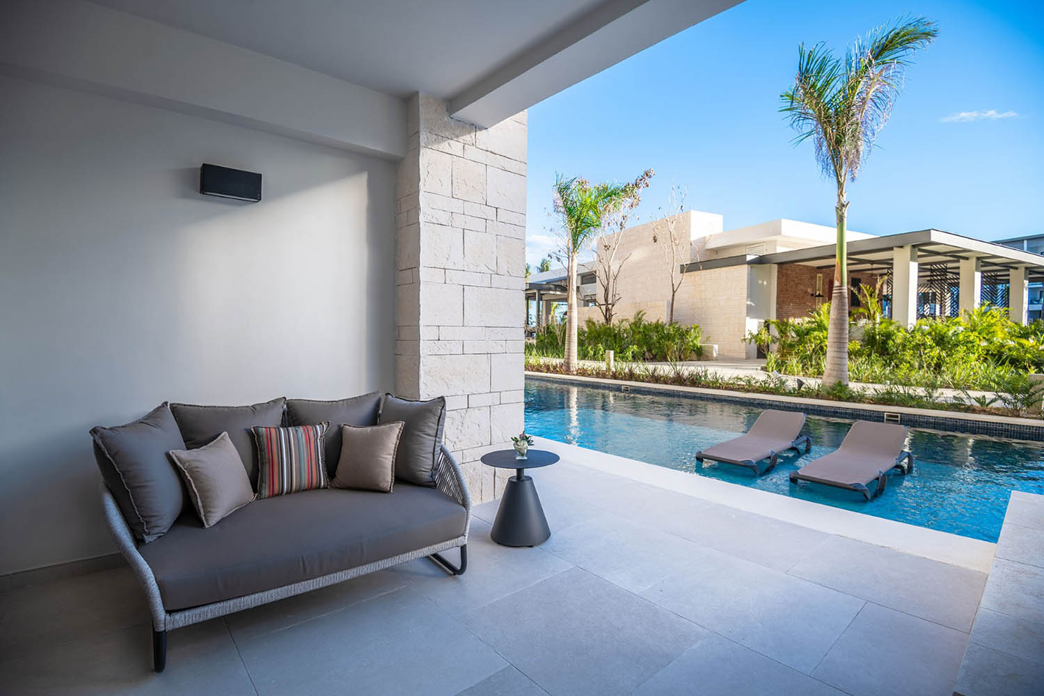 Junior Suite Swim Up Double LuxuriaVacations
