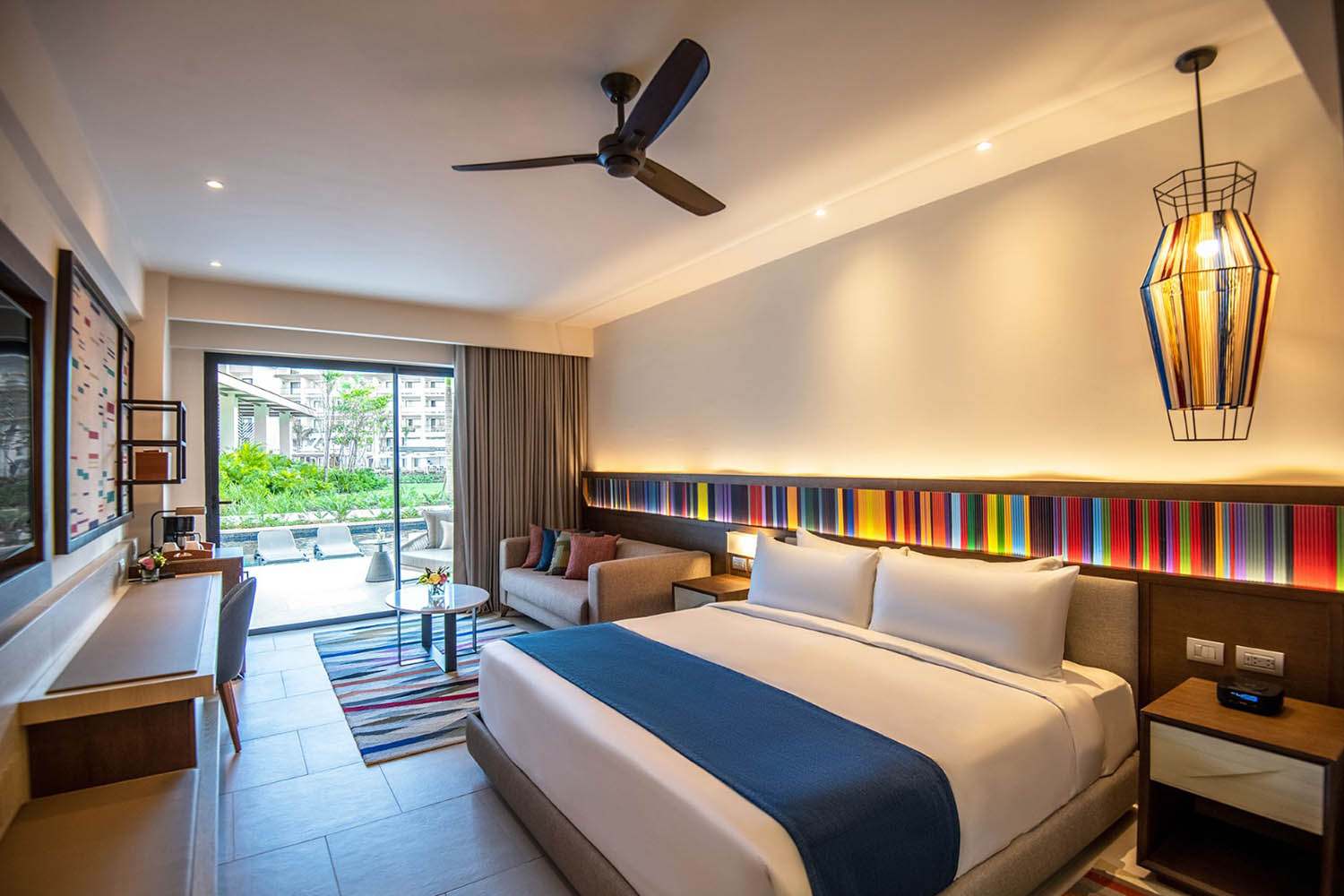 Junior Suite Swim Up King LuxuriaVacations