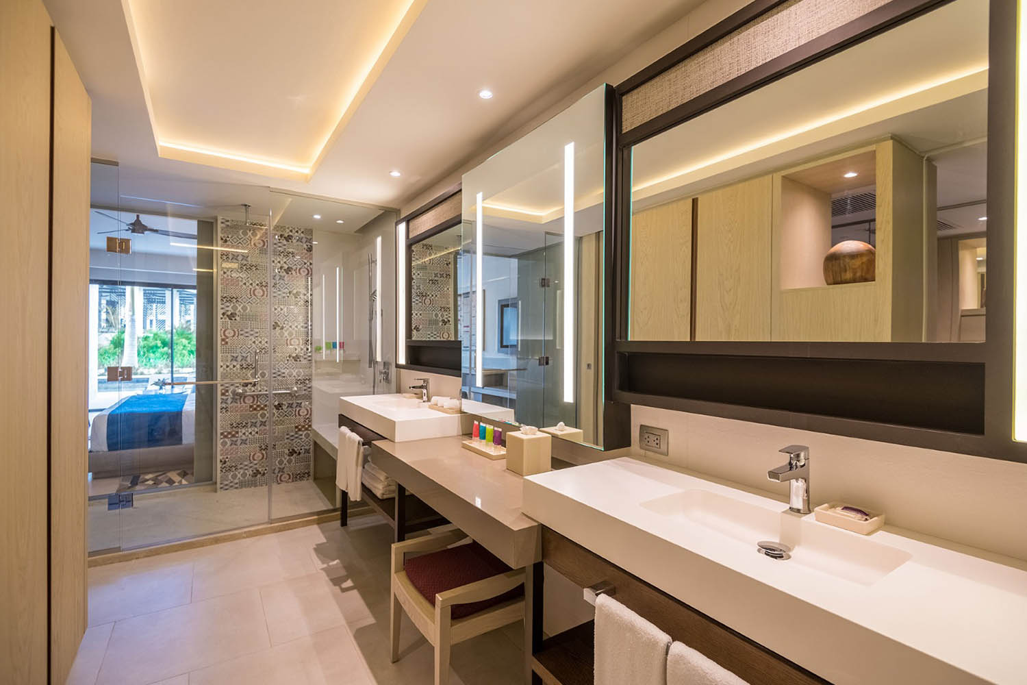 Junior Suite Swim Up King LuxuriaVacations