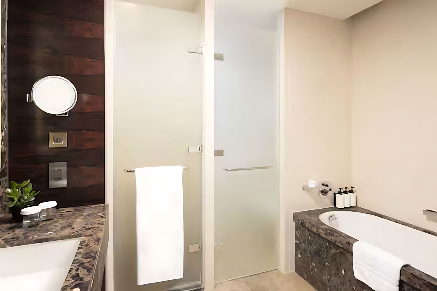 King Executive Room with Lounge Access LuxuriaVacations