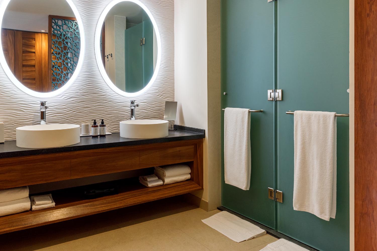 King Suite LuxuriaVacations